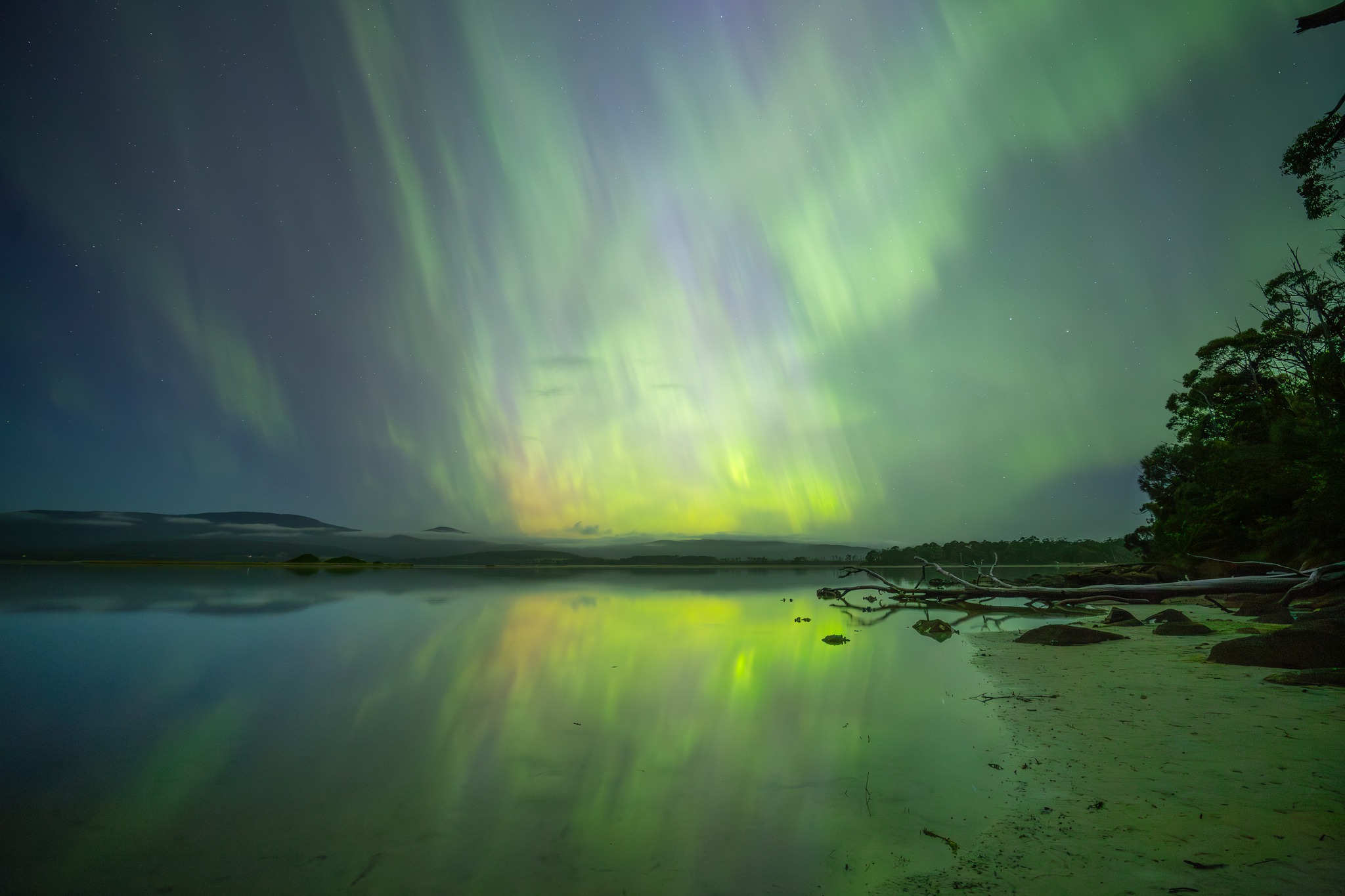 Green Southern Lights reflecting on the water at Adventure Bay near Bruny Island Haven luxury retreats.